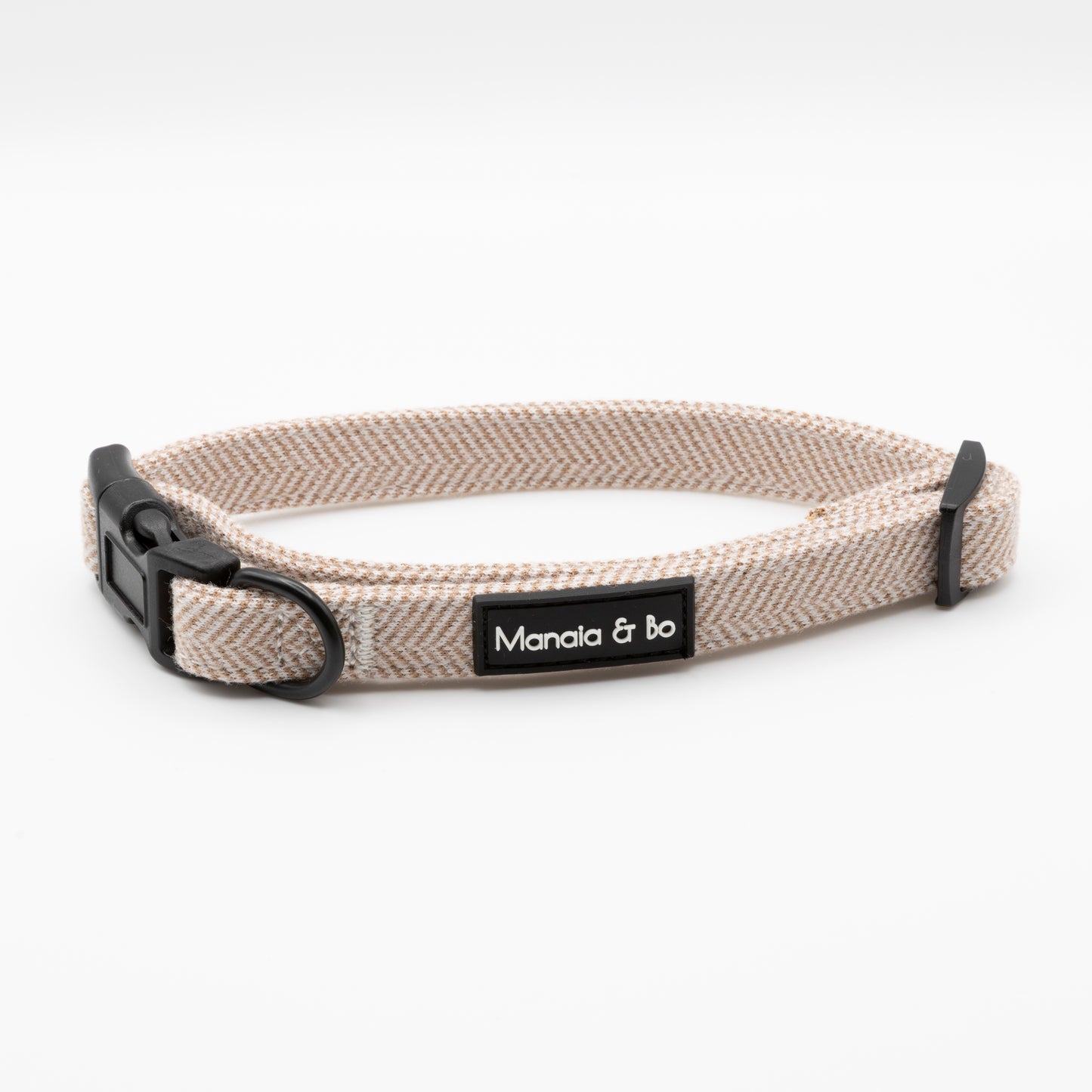 Nougat Tweed Dog Collar with black plastic buckle and D-ring, plus a black Manala & bo label in white text. Shown on a white background, this adjustable collar offers style and comfort for your pet.